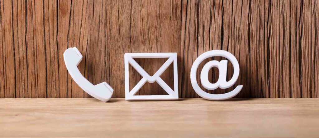 Fotografia amb un telèfon, gmail i un @. - Contacte Agència Immobiliària.